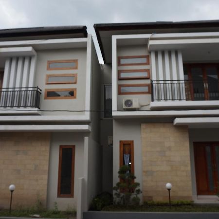 Cemara Homestay Jogja ジョグジャカルタ エクステリア 写真